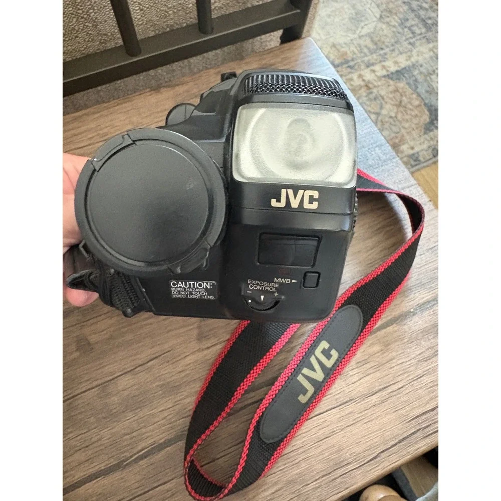 JVC GR-AX75U Compact VHS Videomovie Camcorder 20x Digital Zoom Vintage 1994